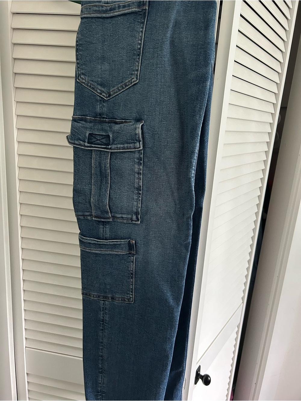 American Eagle Outfitters women’s Blue Cargo Jeans - Utility Pockets